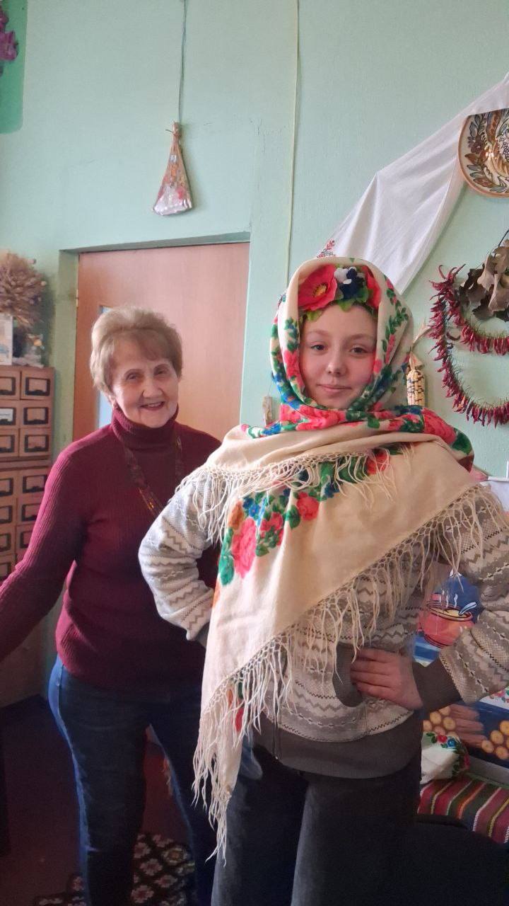 На зображенні може бути: шарф