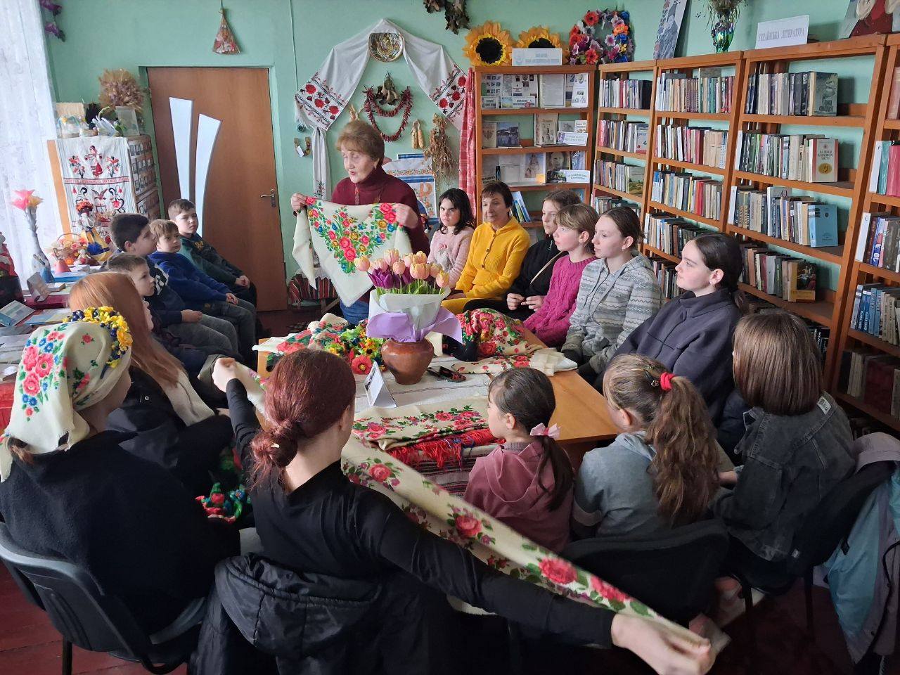 На зображенні може бути: одна або кілька осіб, люди навчаються та текст