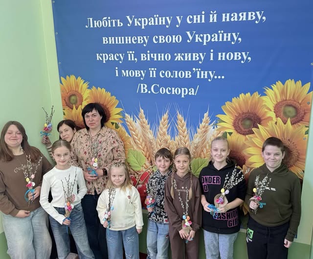 На зображенні може бути: дитина та текст «Любить Украну y CHİ й наяву, вишневу свою Украну, красу ii, вίчнО живу i нову, i мову ii солов 'iHy... /В.Сосюра/ ONDER વમા YES 160»