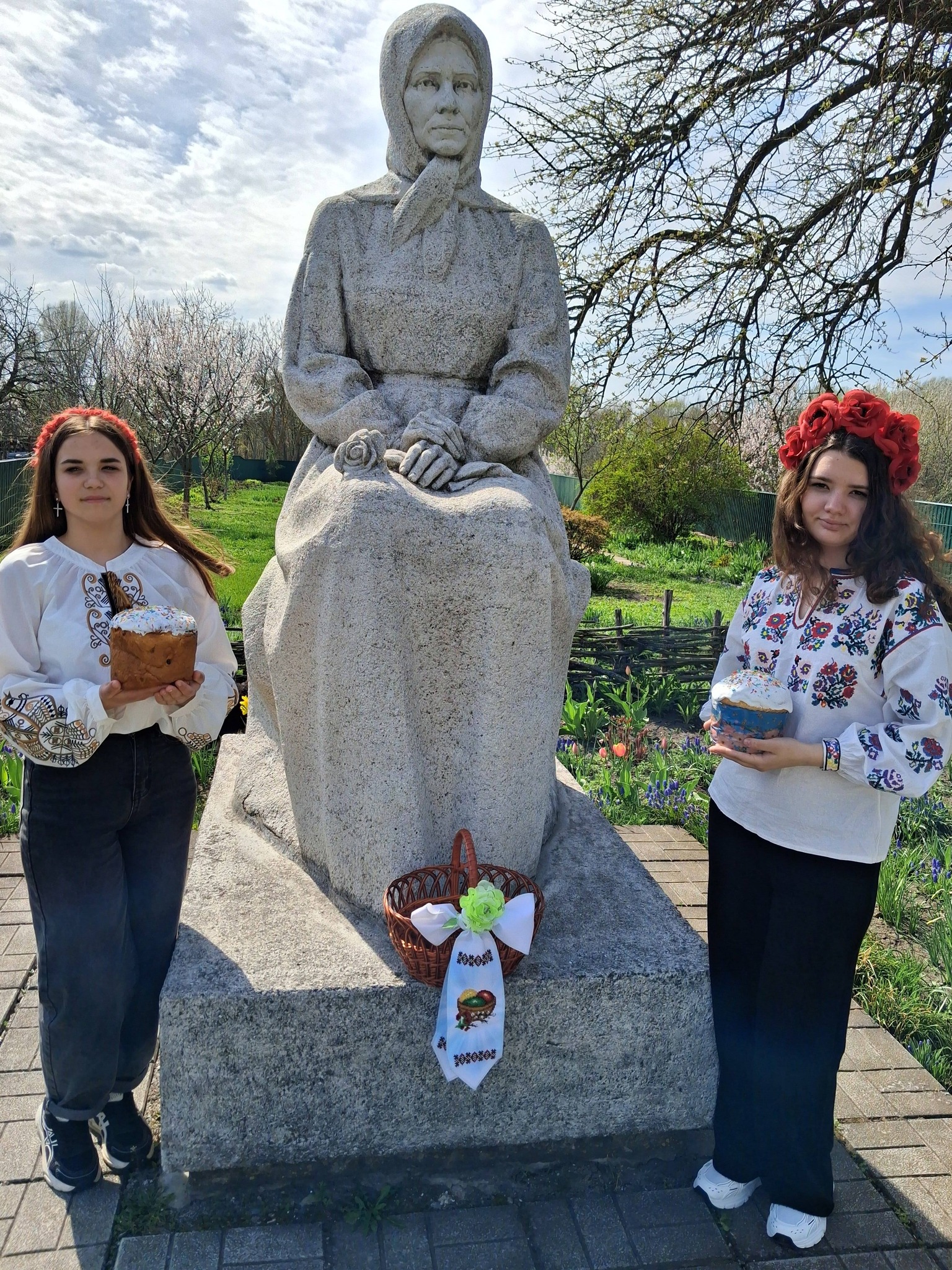 На зображенні може бути: пам’ятник