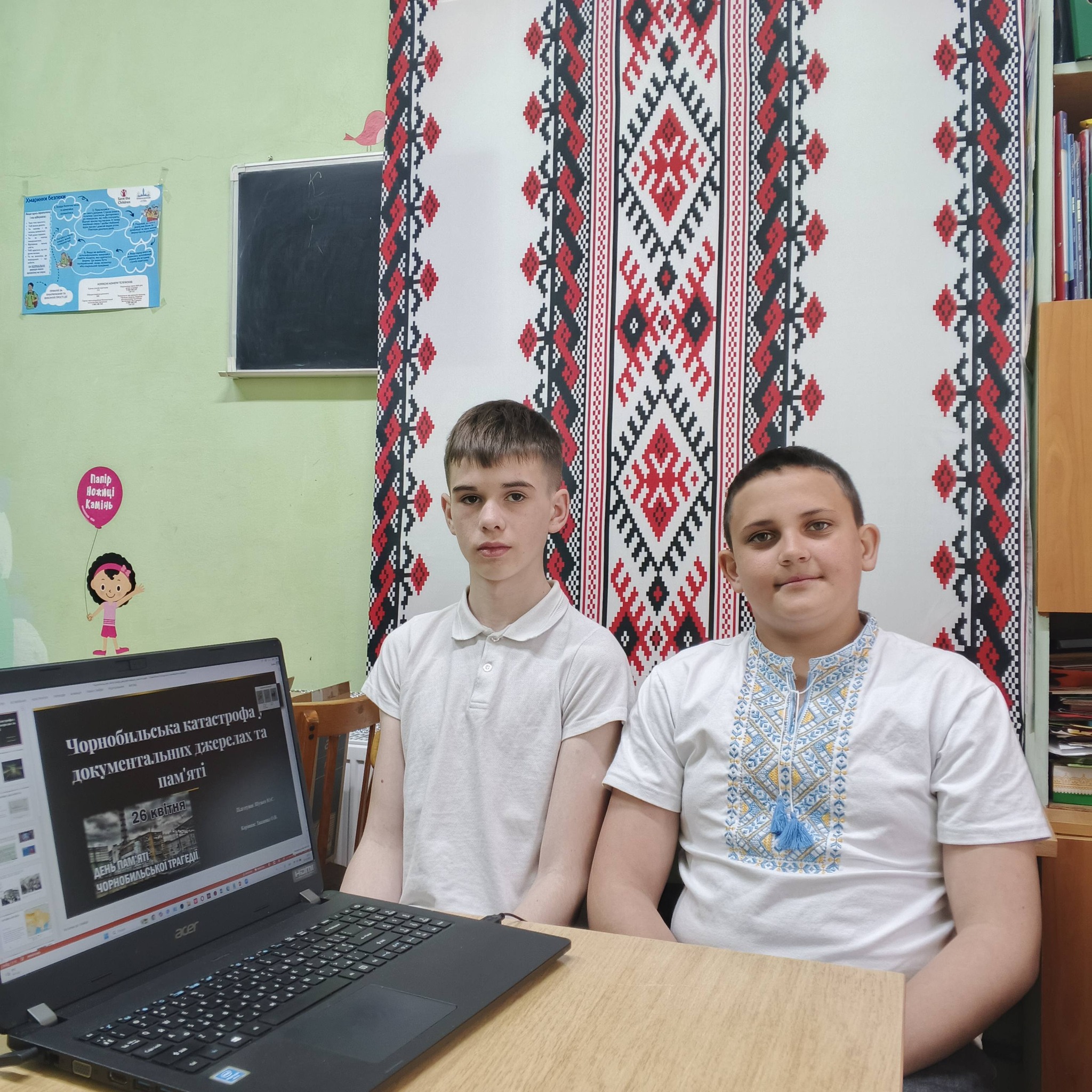 На зображенні може бути: одна або кілька осіб та текст