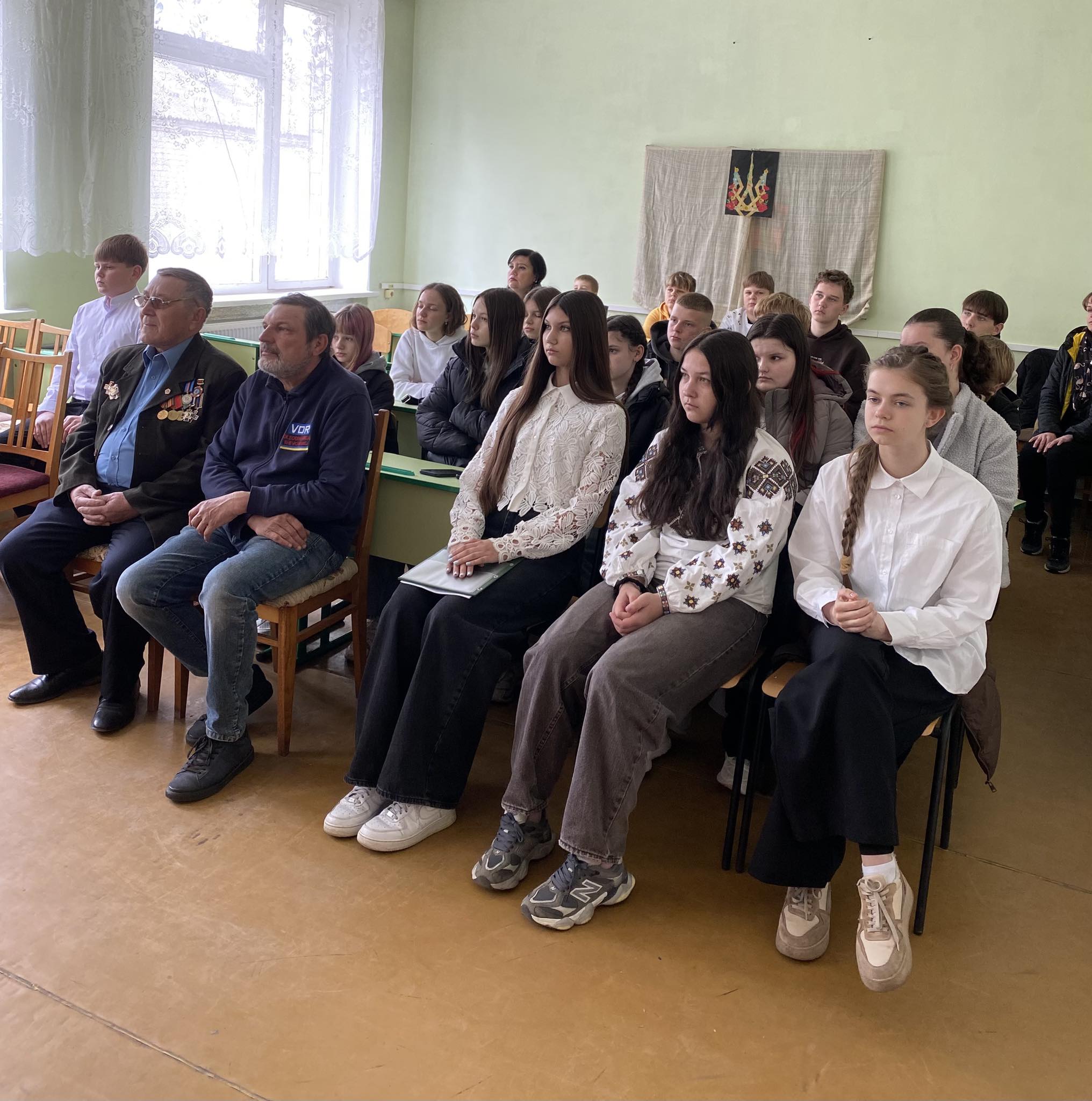 На зображенні може бути: одна або кілька осіб, люди займаються бойовими мистецтвами та люди навчаються