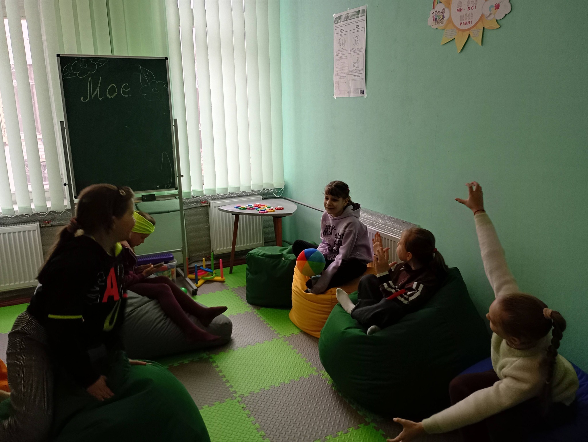 На зображенні може бути: дитина, навчання та йога