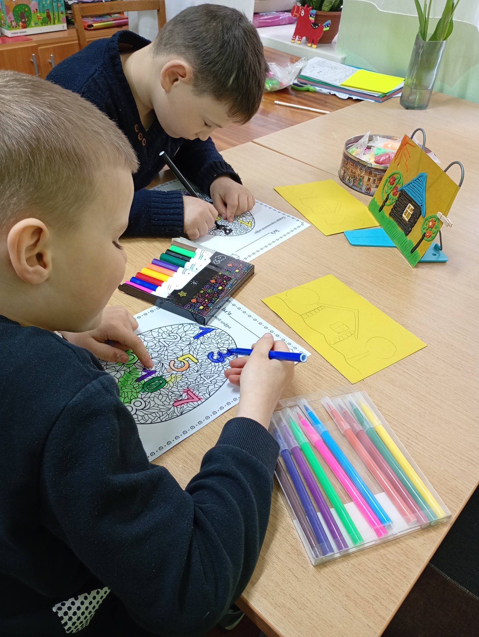 На зображенні може бути: дитина, навчання, дитяча іграшка та текст