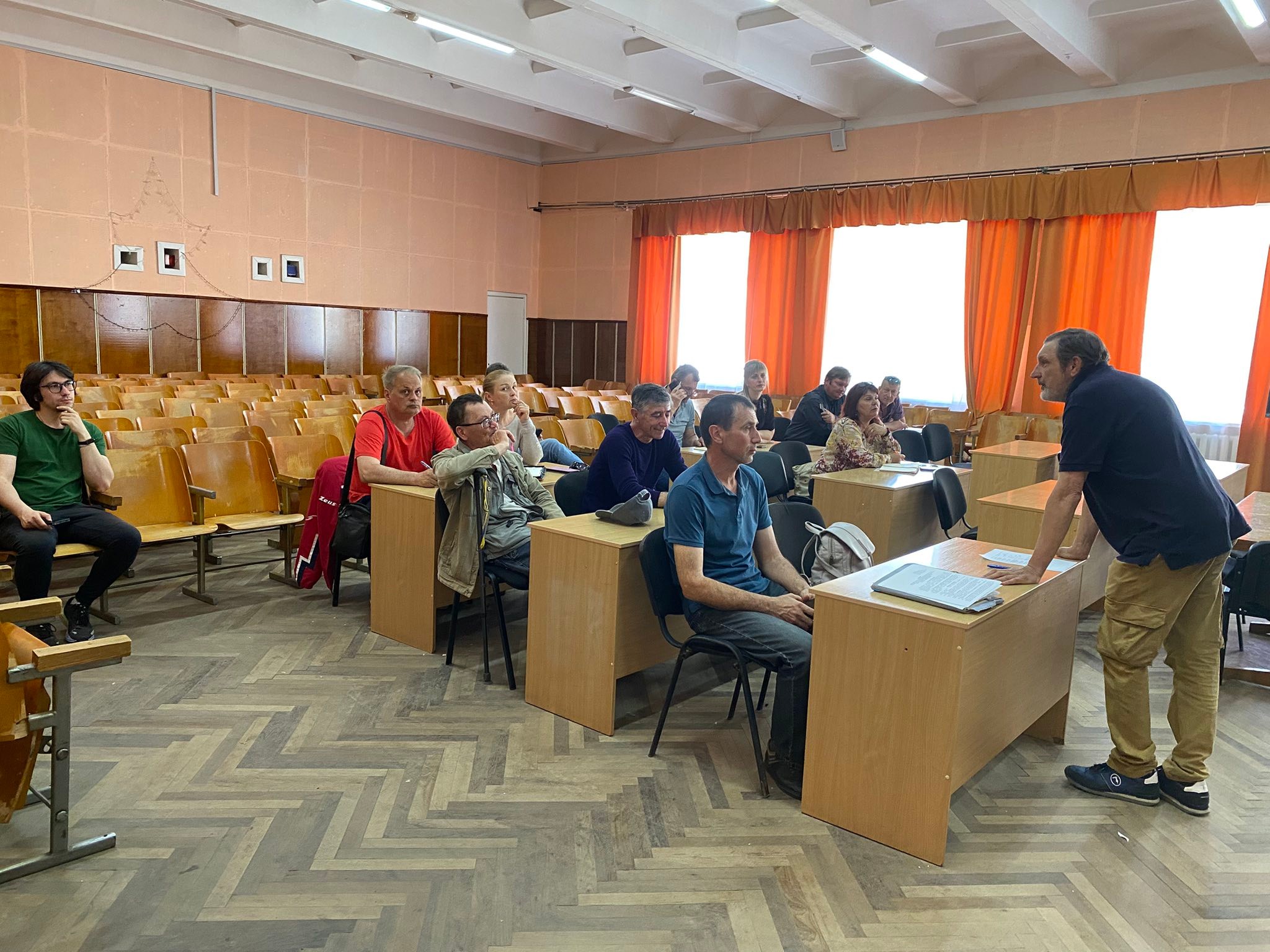На зображенні може бути: навчання та стіл