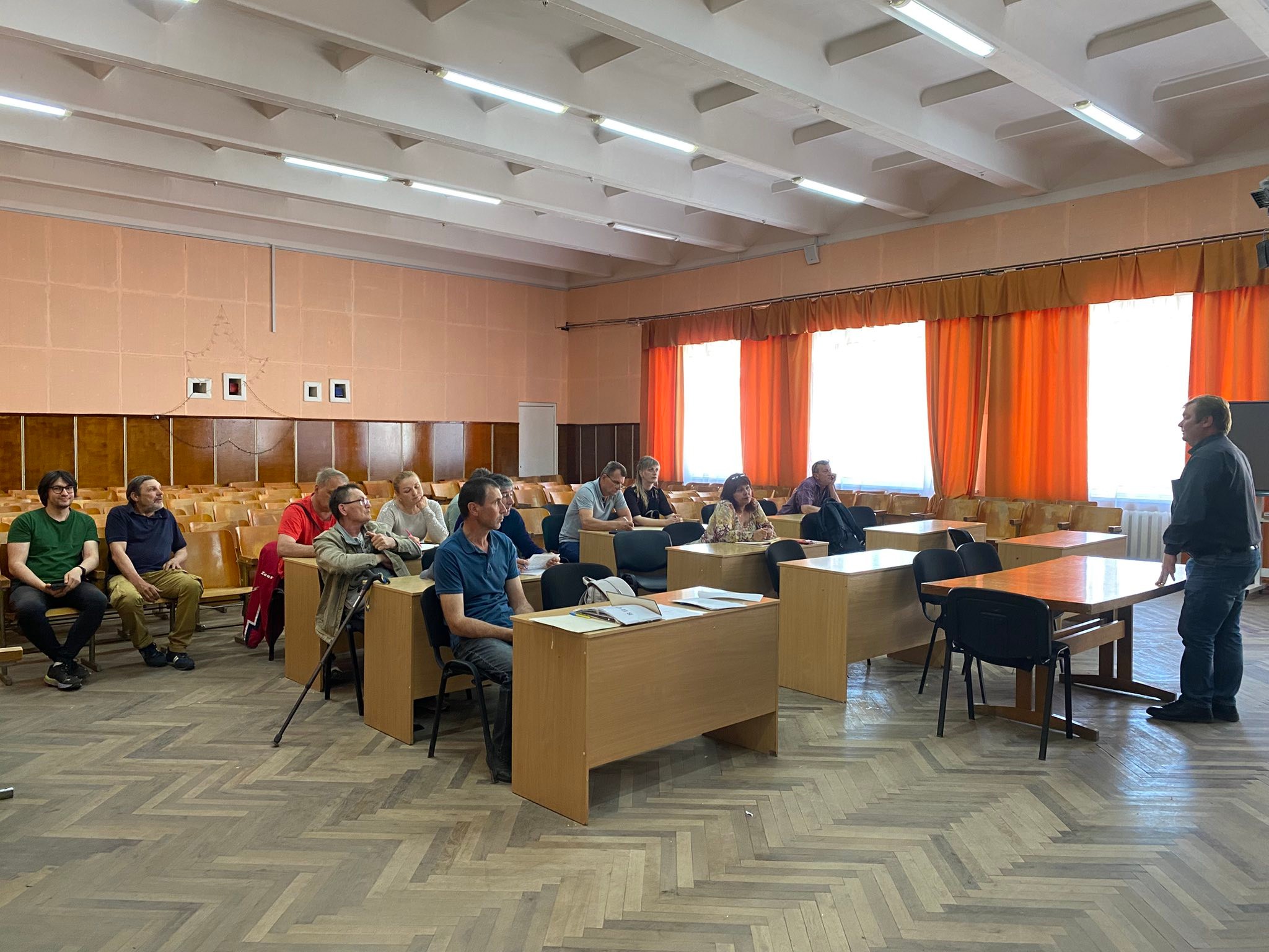 На зображенні може бути: навчання та стіл
