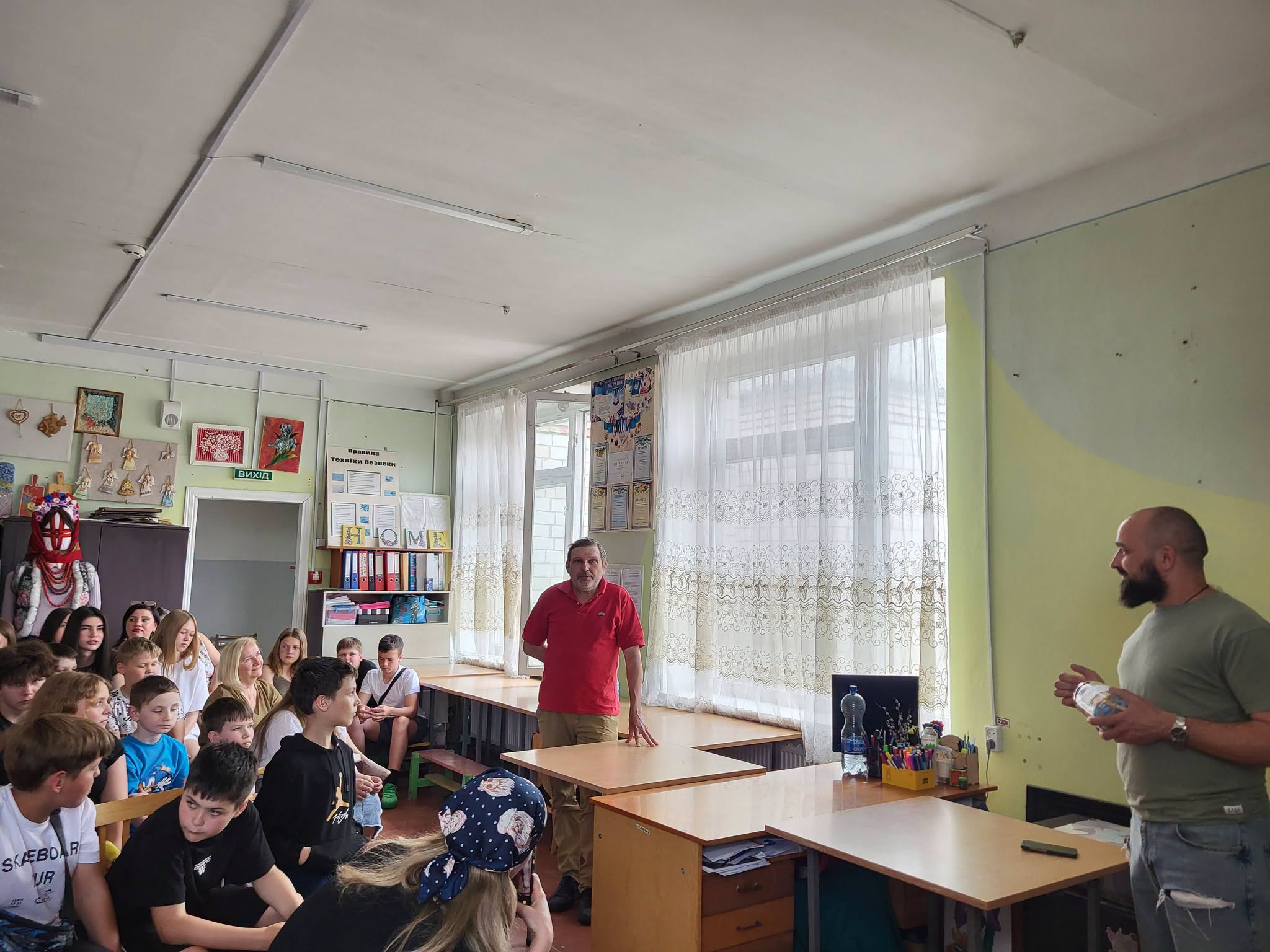 На зображенні може бути: одна або кілька осіб, люди навчаються та текст