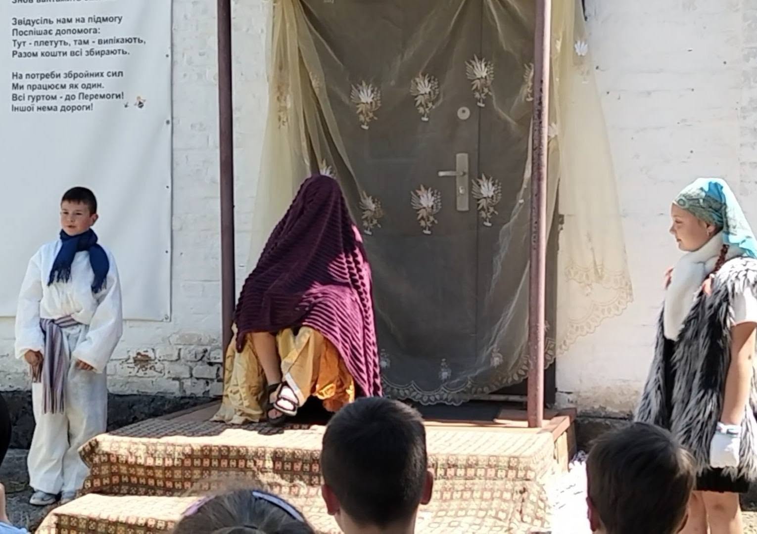 На зображенні може бути: текст «Звίдусь нам niamory Послишас допомога TyT плетуть, випикають, Разом кошти aci: эбирають. Ha потреби эбройних сил Ми працюсы один. Bci гуртом Перемоги! мШί нема дороги!»